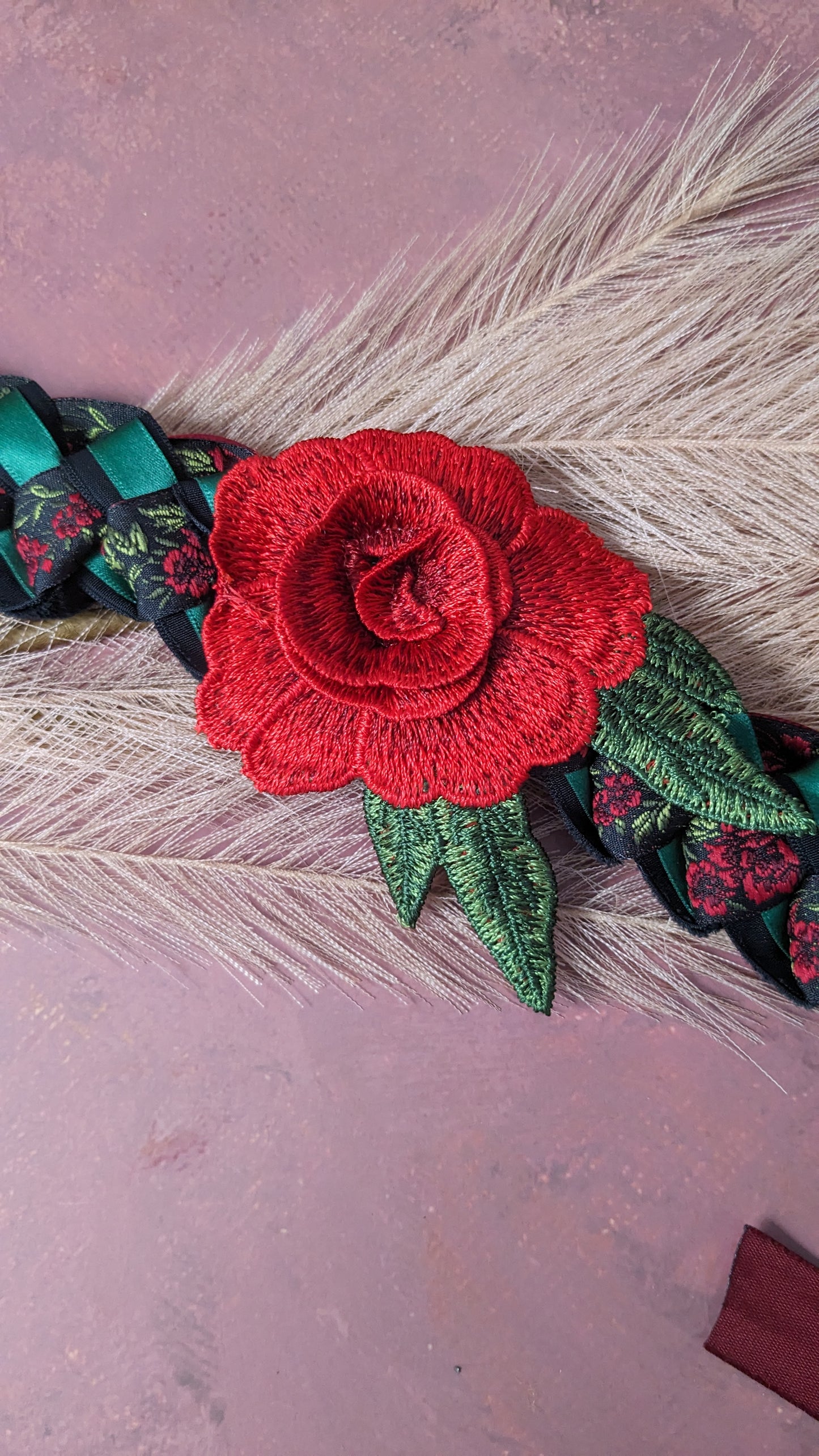 Handfasting lint rood groen zwart met roos