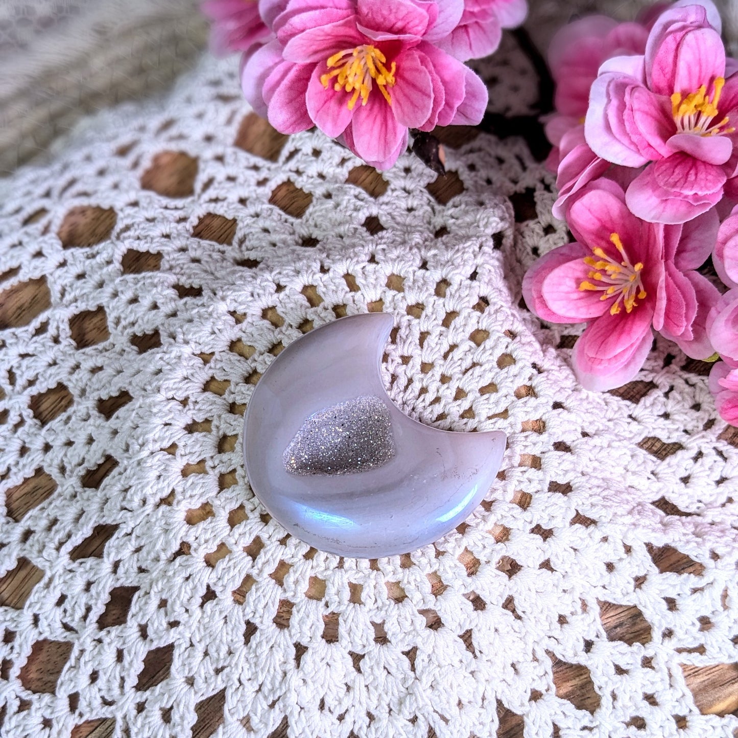 Aura Agate Maan Carving